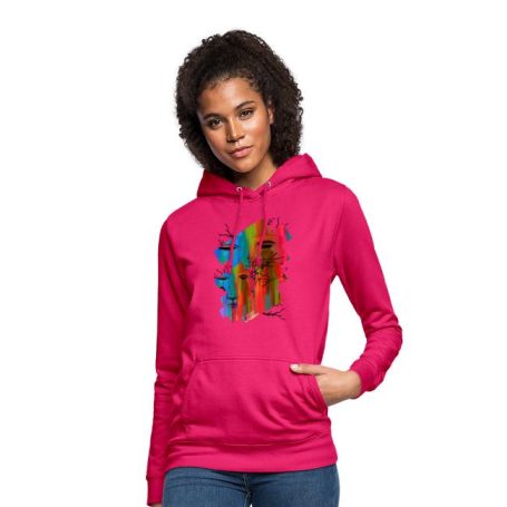 Junge Frau trägt ein pinkes Hoodie mit buntem, abstraktem Muster.