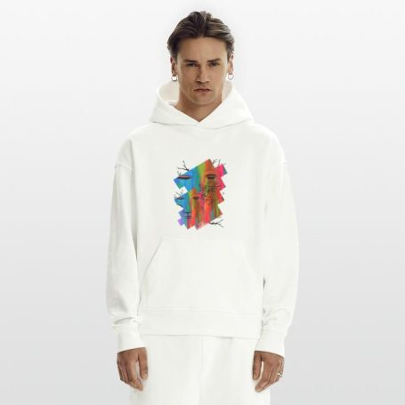 Mann trägt einen weißen Hoodie mit buntem, grafischem Druck.